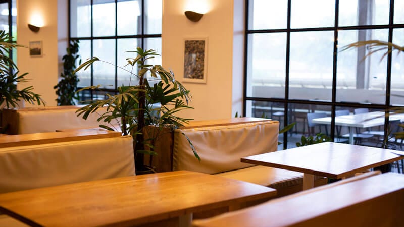 The dining area at Hank's